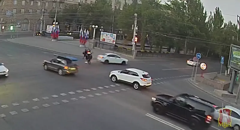 Мотоциклист перелетел через «Ладу» после столкновения в центре Волгограда