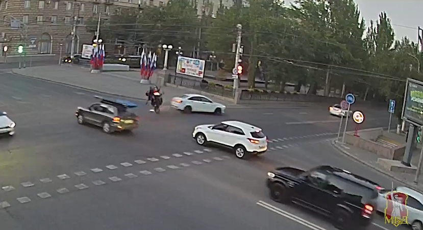 Мотоциклист перелетел через «Ладу» после столкновения в центре Волгограда