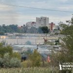 На Ангарском второй час горит балка возле гаражей