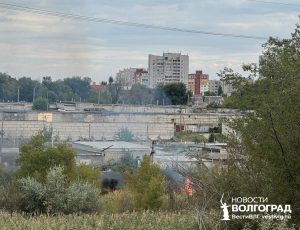 На Ангарском второй час горит балка возле гаражей