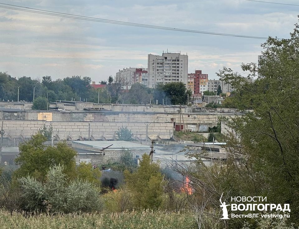 На Ангарском второй час горит балка возле гаражей