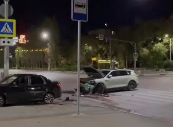 Ночью в Волжском произошло серьезное ДТП на перекрёстке Ленина и Космонавтов