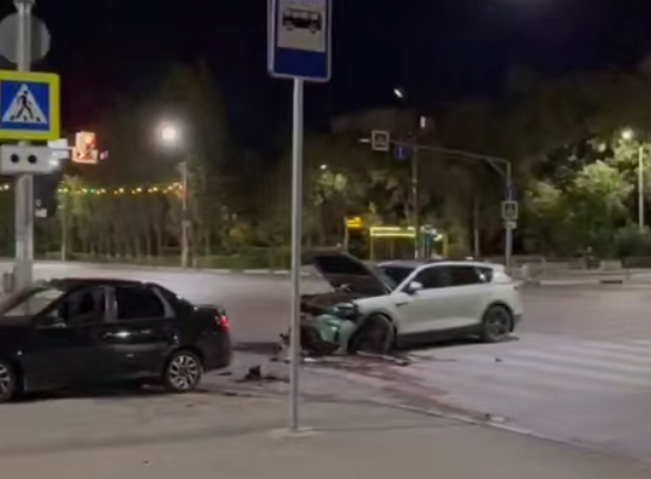 Ночью в Волжском произошло серьезное ДТП на перекрёстке Ленина и Космонавтов