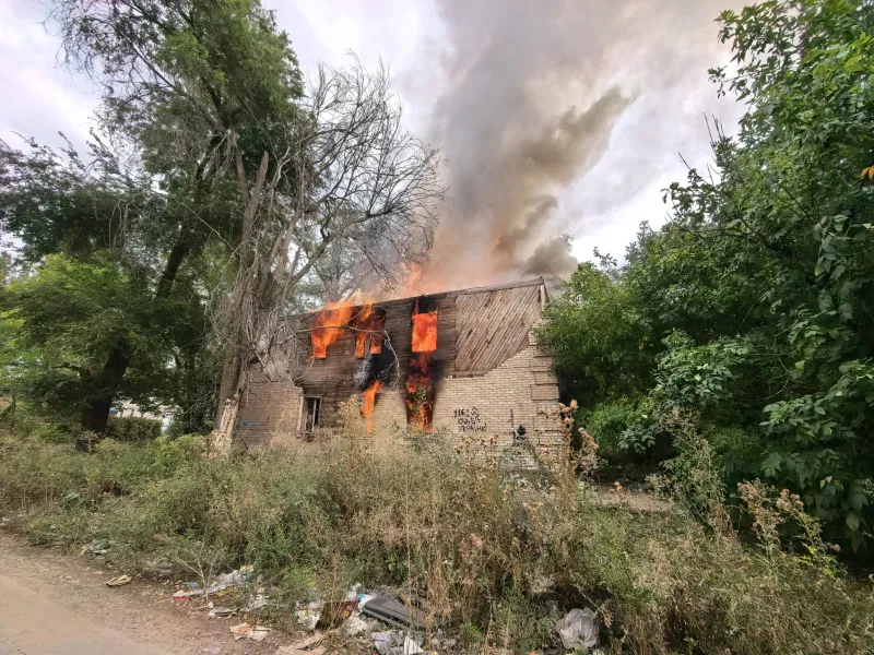 «Мы боялись, что однажды всё сгорит»: пожар в Волгограде оставил без жилья 12 семей