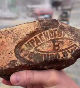 С площади Павших Борцов в Волгограде забрали исторический кирпич с клеймом Царицына