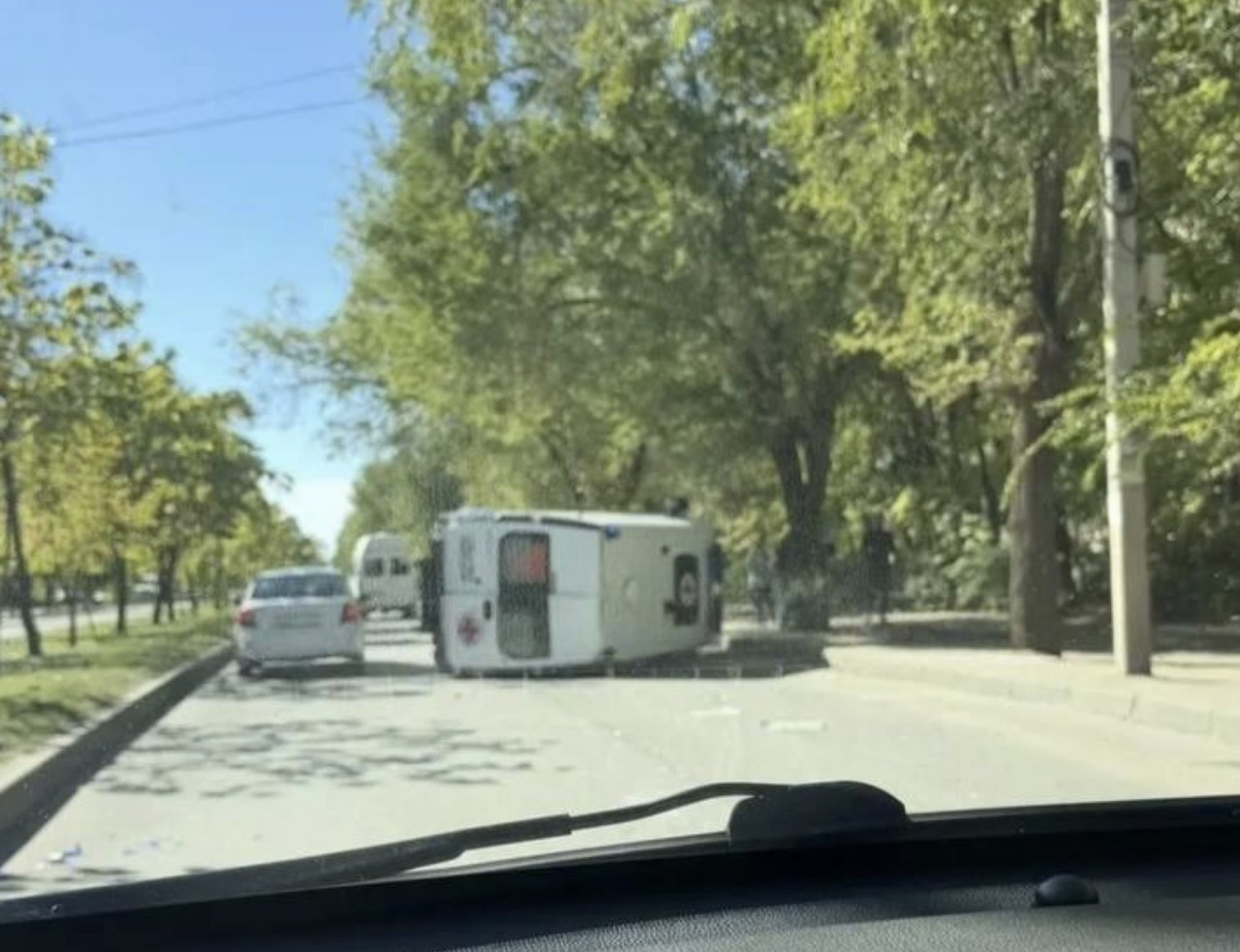 Скорая перевернулась после столкновения с КАМАЗом в Волгограде