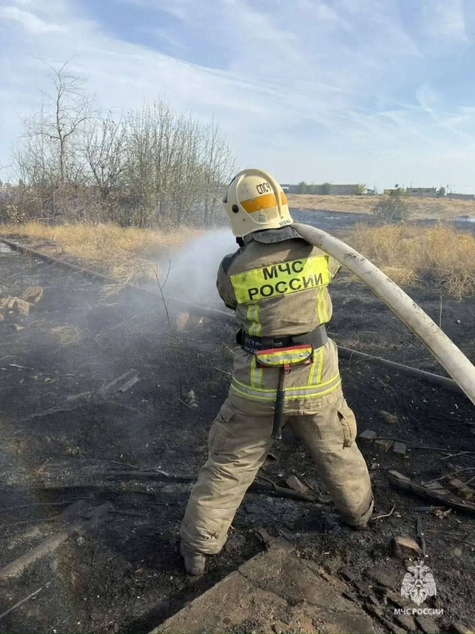 В Тракторозаводском районе Волгограда загорелось поле с сухой травой