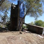 В Волгограде начали сносить стелу «Серп и молот» с мозаикой