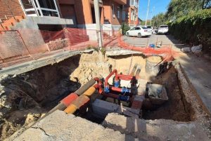 «Забыли закопать» у подъезда в Ангарском два месяца стоит опасный котлован