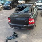 В Волгограде компьютерный монитор упал на припаркованный автомобиль