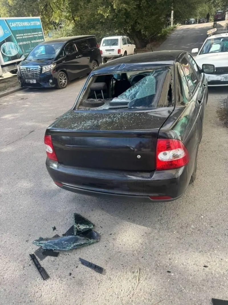 В Волгограде компьютерный монитор упал на припаркованный автомобиль