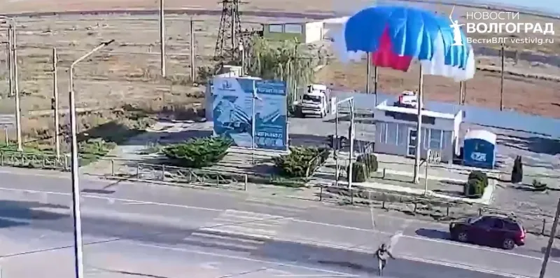 Парашютист приземлился прямо на трассу под Волгоградом