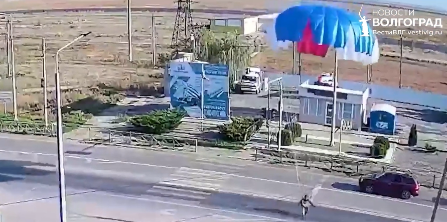 Парашютист приземлился прямо на трассу под Волгоградом