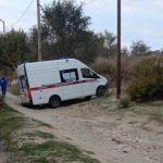 В Камышине жители вытаскивали застрявшую в яме машину скорой помощи