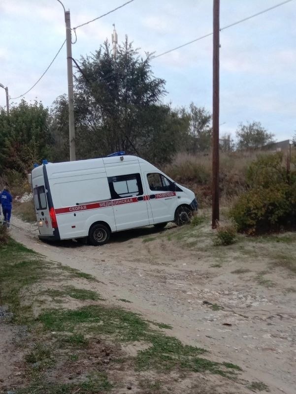 В Камышине жители вытаскивали застрявшую в яме машину скорой помощи