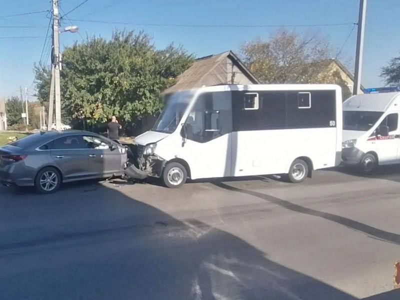 В Волгограде восемь пассажиров микроавтобуса доставили в больницу после ДТП