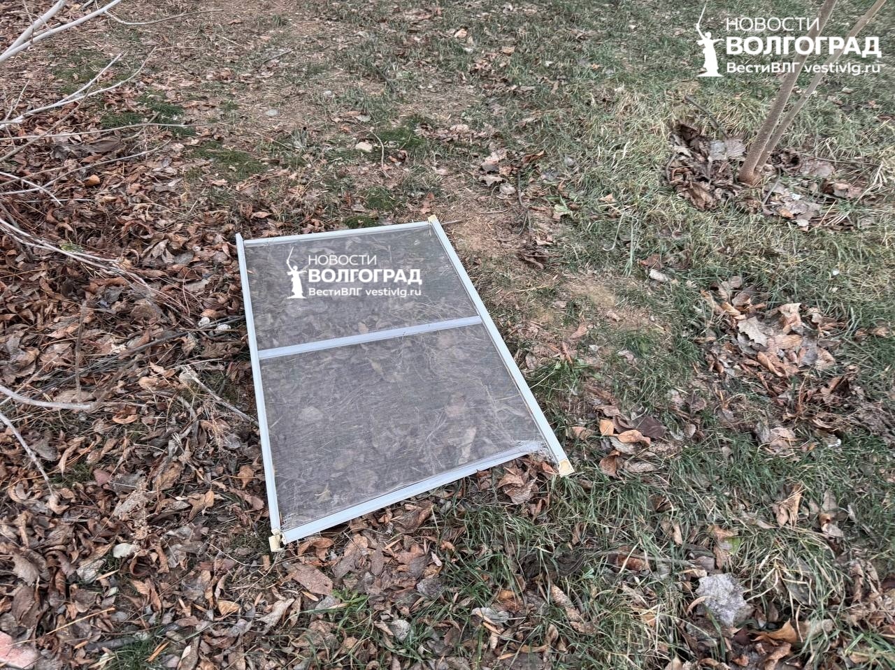 В Волжском двухлетняя девочка выпала из окна вместе с москитной сеткой