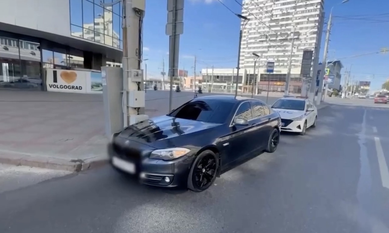 В Волгограде водитель BMW устроил дрифт, а пассажир стрелял из окна